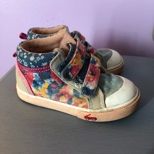 See Kai Run toddler girl size 7 shoes.